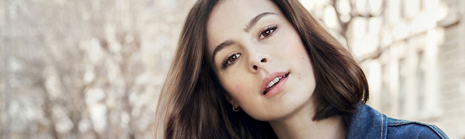 Descubre cómo quitarte el naranja del pelo con dos gamas fundamentales de L’Oréal Paris: la línea de coloración Excellence Cool Creme y la colección de cuidado Elvive Color Vive Violeta.